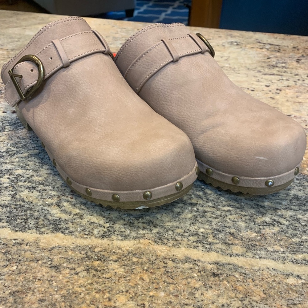 Tan Lightweight Clogs